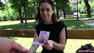 Парень за бабки снял в парке девку для ебли в рот и письку на порно кастинге