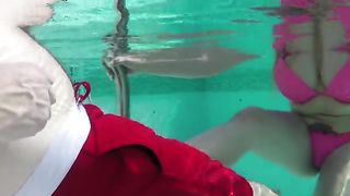 Парень играет с писькой сисястой красотки плавая с ней в бассейне