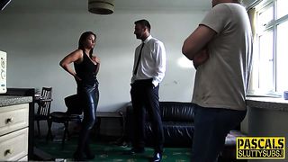 Пышная шатенка сношается на кастинге и помогает себе кончить вибратором