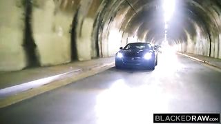 Цыпочка отсосала член негра в машине пока он вез её к себе домой