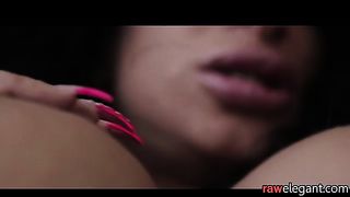 Милфа в белых чулках активно ласкает свою пилотку и громко стонет