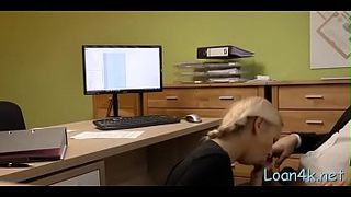 Мужик в офисе дал блондинке с косичкой за щеку и выебал её на столе в пизду