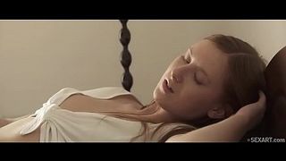 Сёстры лесбиянки мастурбируют пальчиками и ласково вылизывают аккуратные вагины