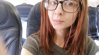 Симпатичная девка в туалете самолёта вставляет себе в попу и вагину пальчики