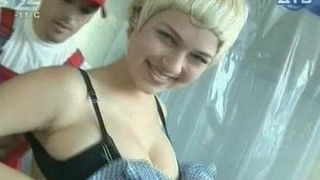 Откровенные русские бабы соблазняют мужиков своими сиськами