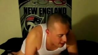 Лысоватый парень трахает свою пьяную подругу раком перед камерой